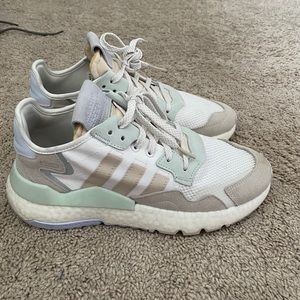 Barely worn adidas sneakers